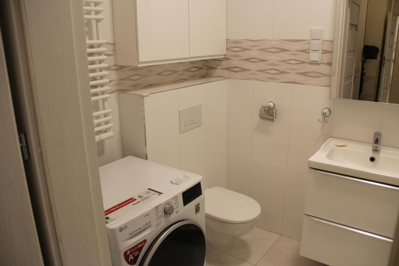 3 Rooms Aircon Apartment With Free Parking, Balcony Walking Distance Old Town Kraków Eksteriør billede